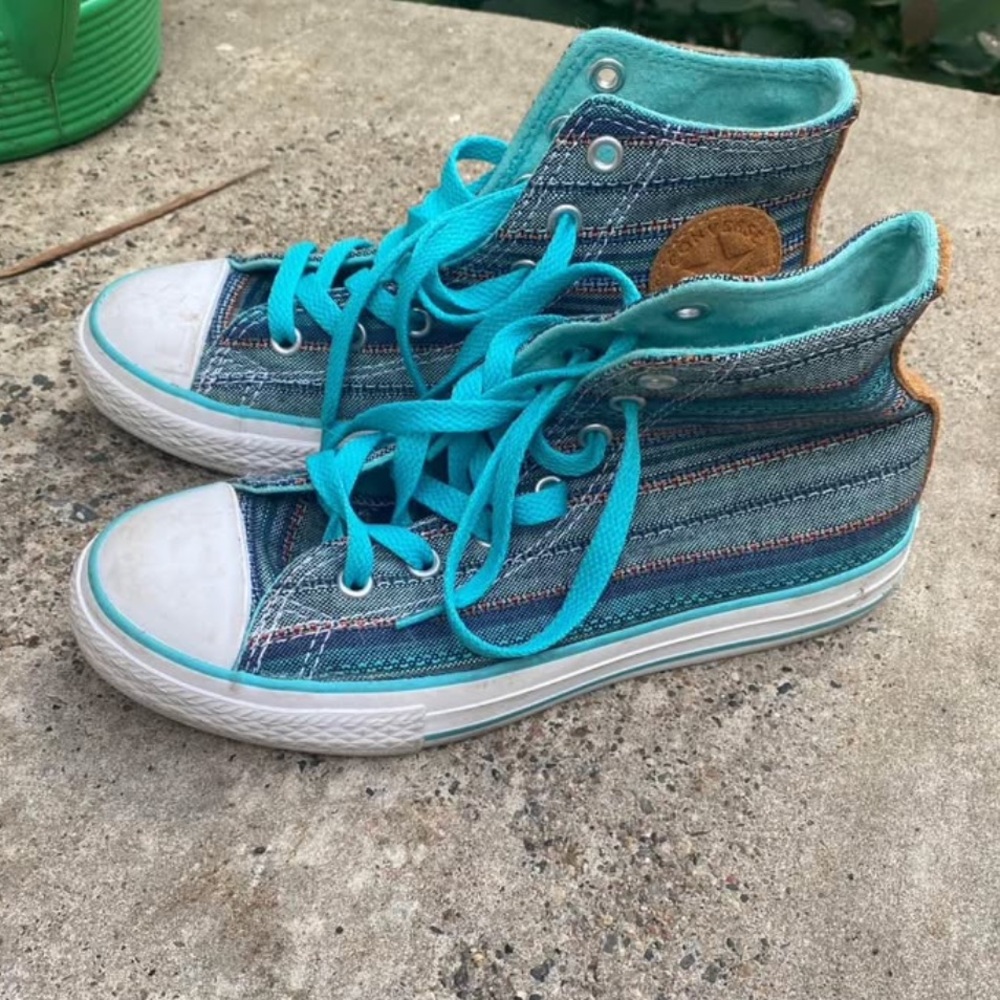 Converse Blue and White Low-Top Sneakers with Classic Design